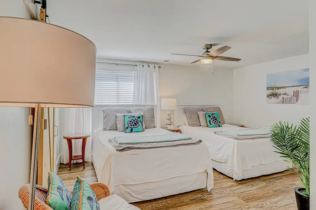 Bright condo w/ a private patio - walk to beaches, pools, & shopping