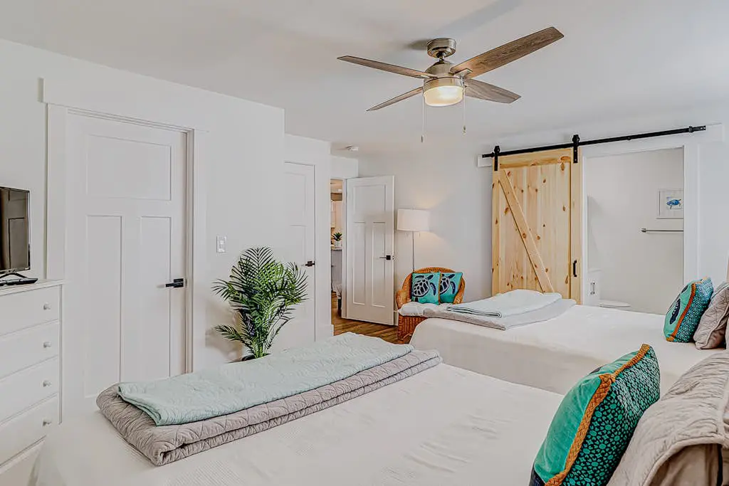 Bright condo w/ a private patio - walk to beaches, pools, & shopping