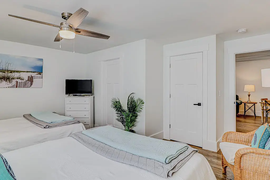 Bright condo w/ a private patio - walk to beaches, pools, & shopping