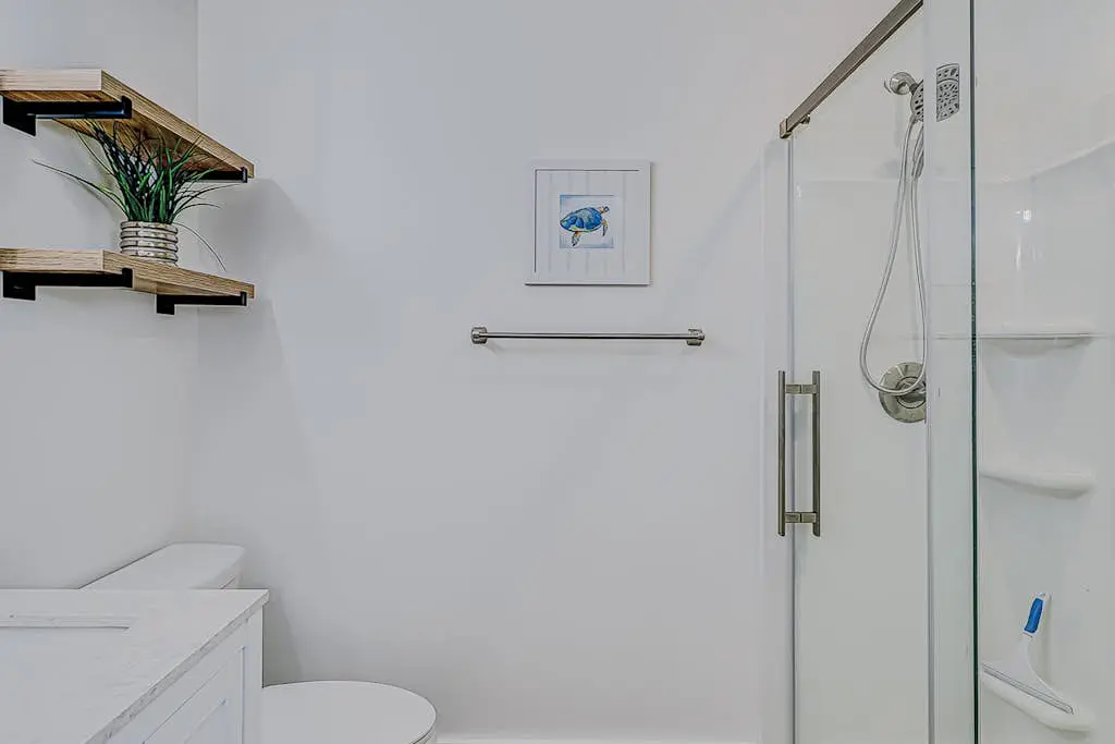 Bright condo w/ a private patio - walk to beaches, pools, & shopping
