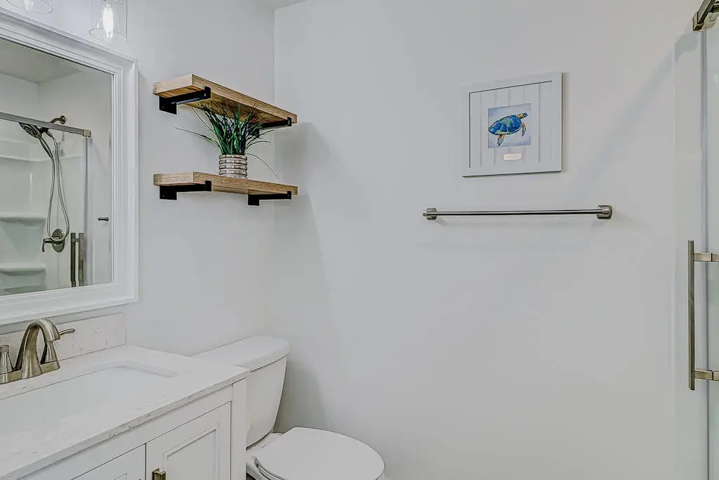 Bright condo w/ a private patio - walk to beaches, pools, & shopping