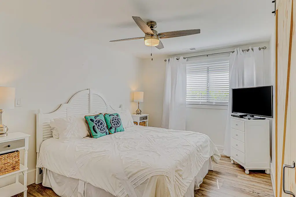 Bright condo w/ a private patio - walk to beaches, pools, & shopping
