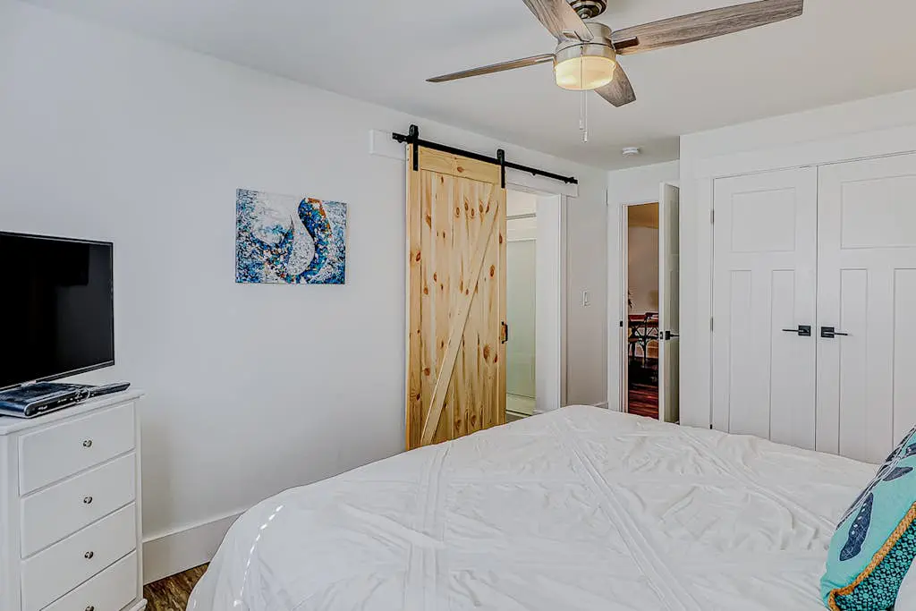 Bright condo w/ a private patio - walk to beaches, pools, & shopping