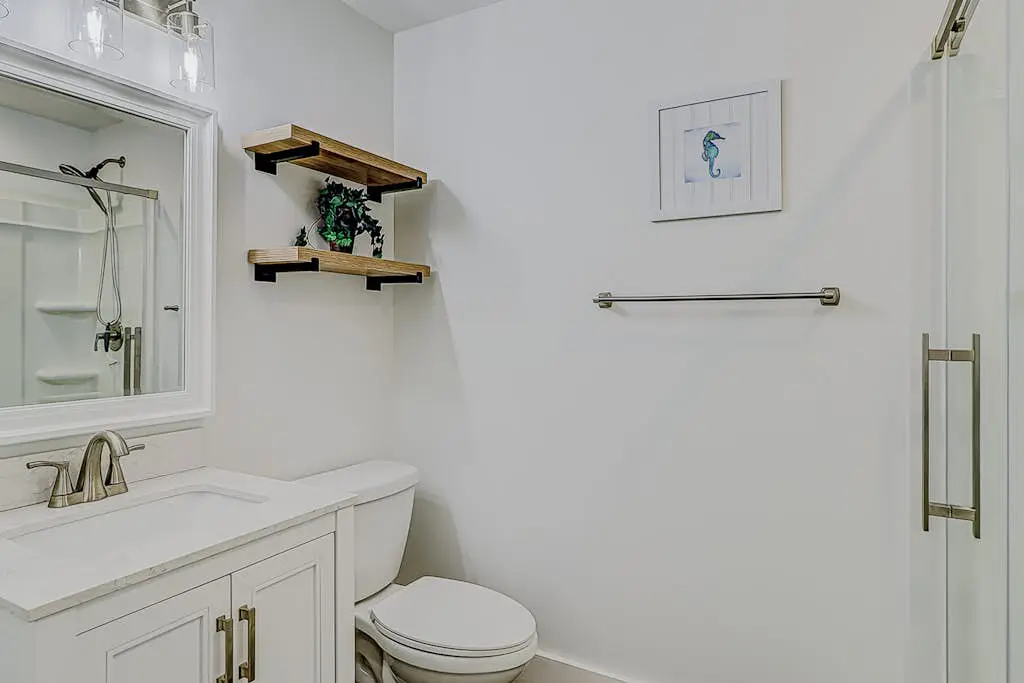 Bright condo w/ a private patio - walk to beaches, pools, & shopping