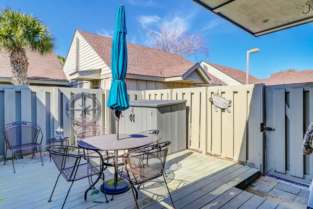 Bright condo w/ a private patio - walk to beaches, pools, & shopping