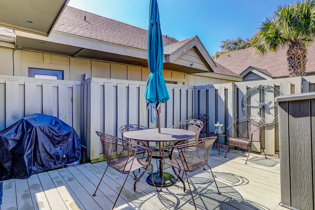 Bright condo w/ a private patio - walk to beaches, pools, & shopping