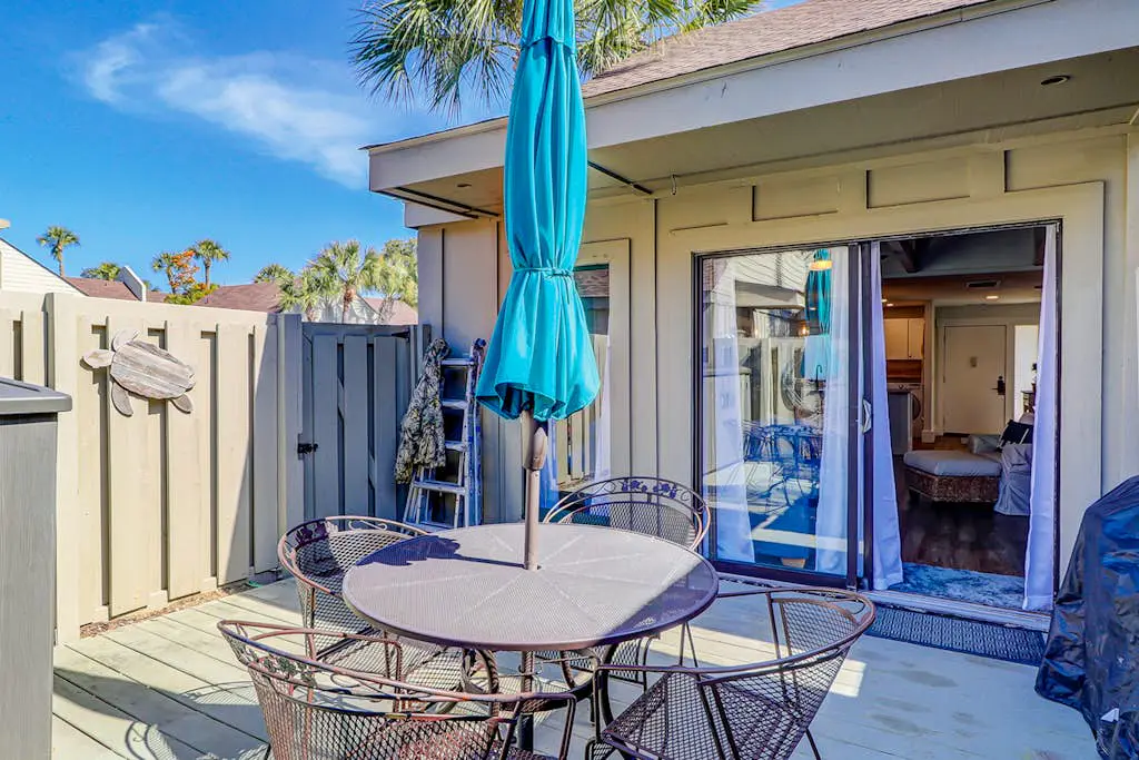 Bright condo w/ a private patio - walk to beaches, pools, & shopping