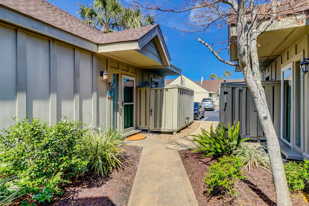 Bright condo w/ a private patio - walk to beaches, pools, & shopping