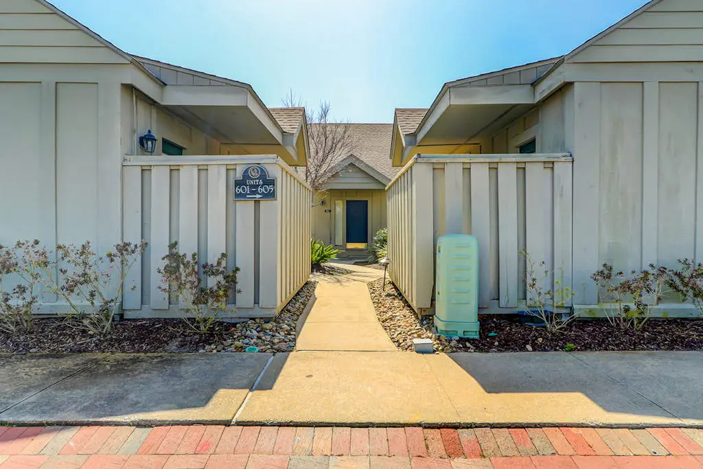 Bright condo w/ a private patio - walk to beaches, pools, & shopping