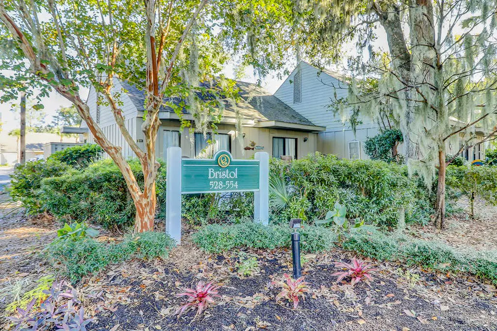 Bright condo w/ a private patio - walk to beaches, pools, & shopping