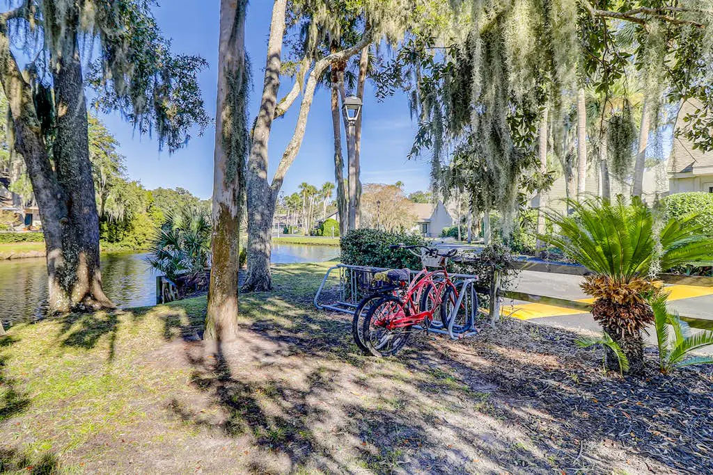 Bright condo w/ a private patio - walk to beaches, pools, & shopping