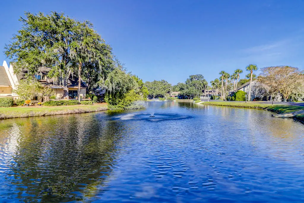 Bright condo w/ a private patio - walk to beaches, pools, & shopping