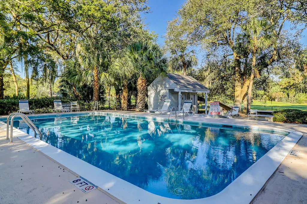 Bright condo w/ a private patio - walk to beaches, pools, & shopping
