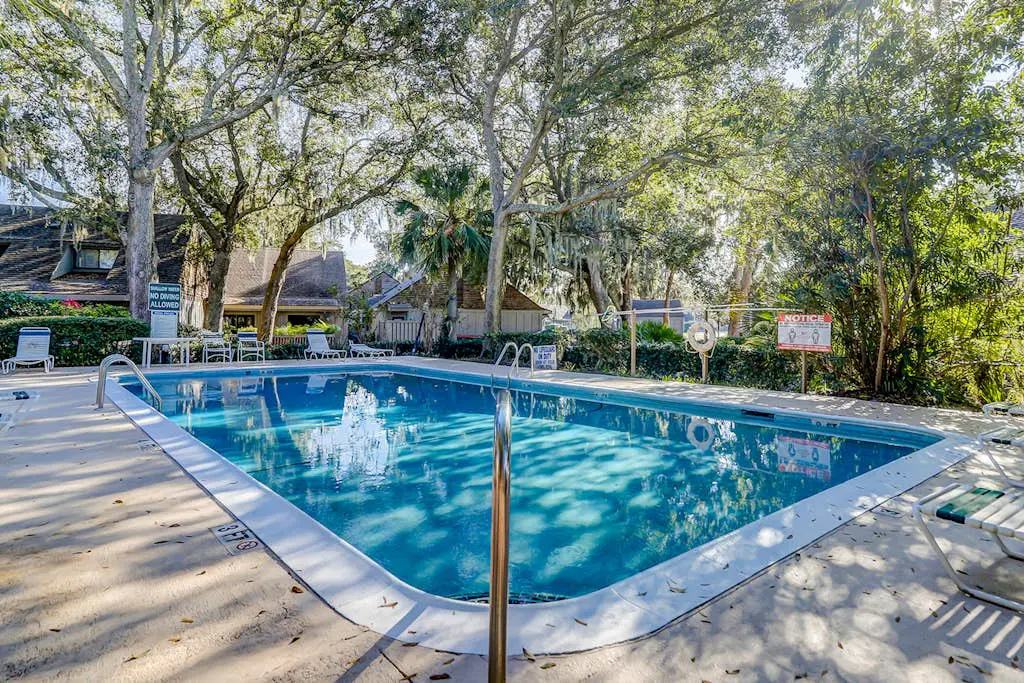 Bright condo w/ a private patio - walk to beaches, pools, & shopping