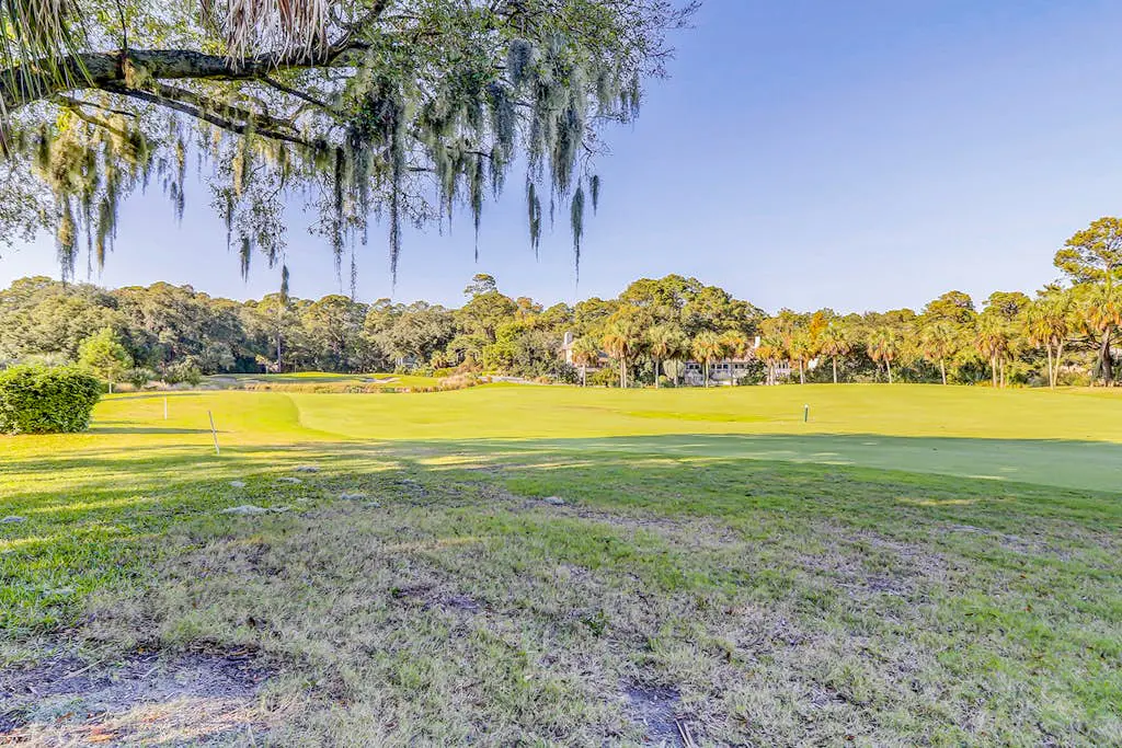 Bright condo w/ a private patio - walk to beaches, pools, & shopping