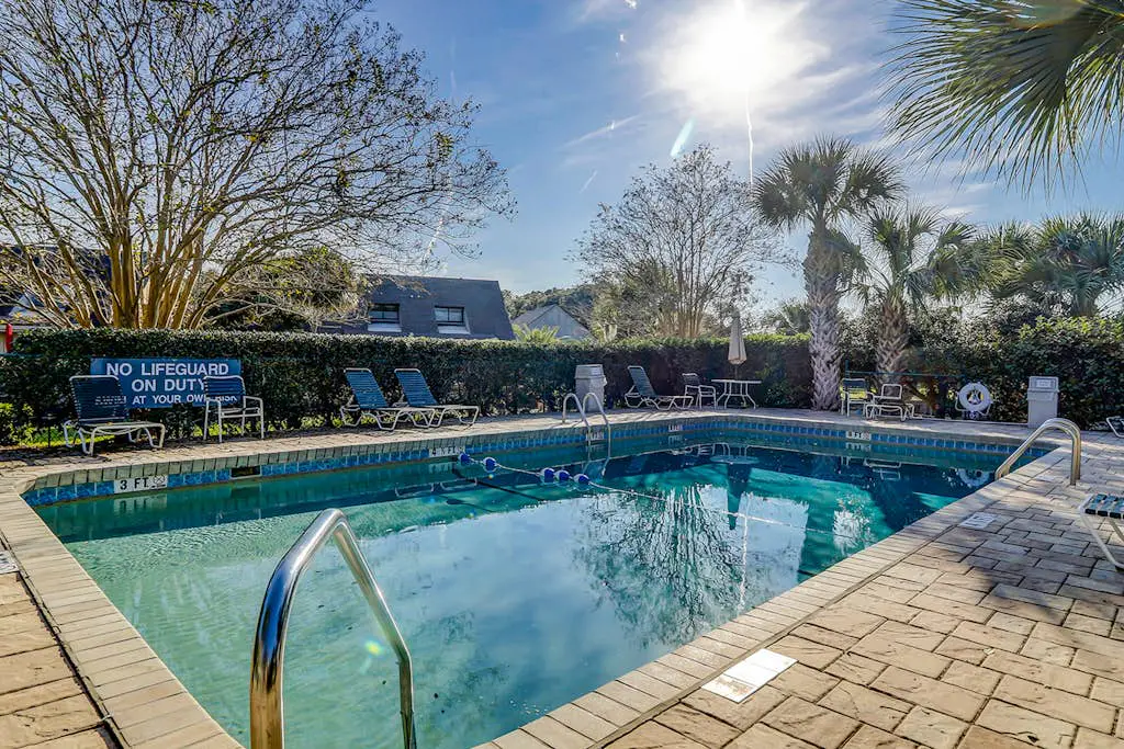 Bright condo w/ a private patio - walk to beaches, pools, & shopping