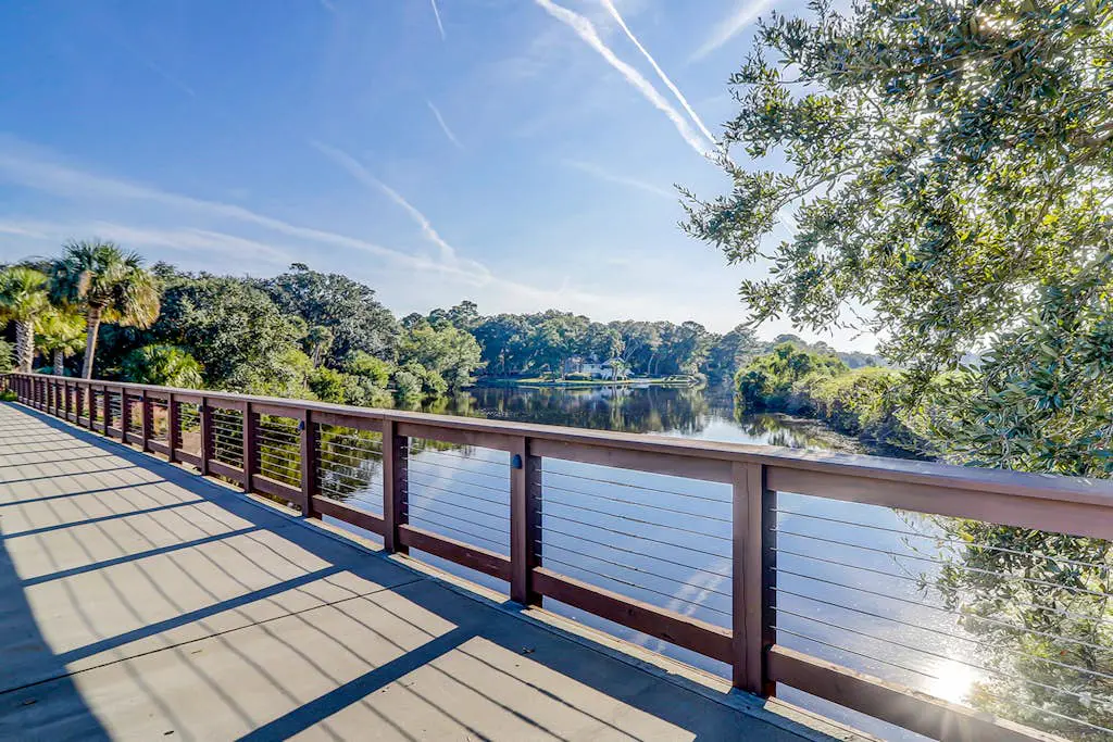 Bright condo w/ a private patio - walk to beaches, pools, & shopping