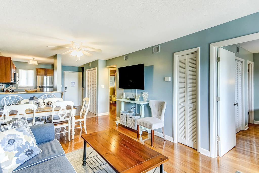 Top-floor condo with pools, hot tub, fitness room, central AC - 1 block to beach