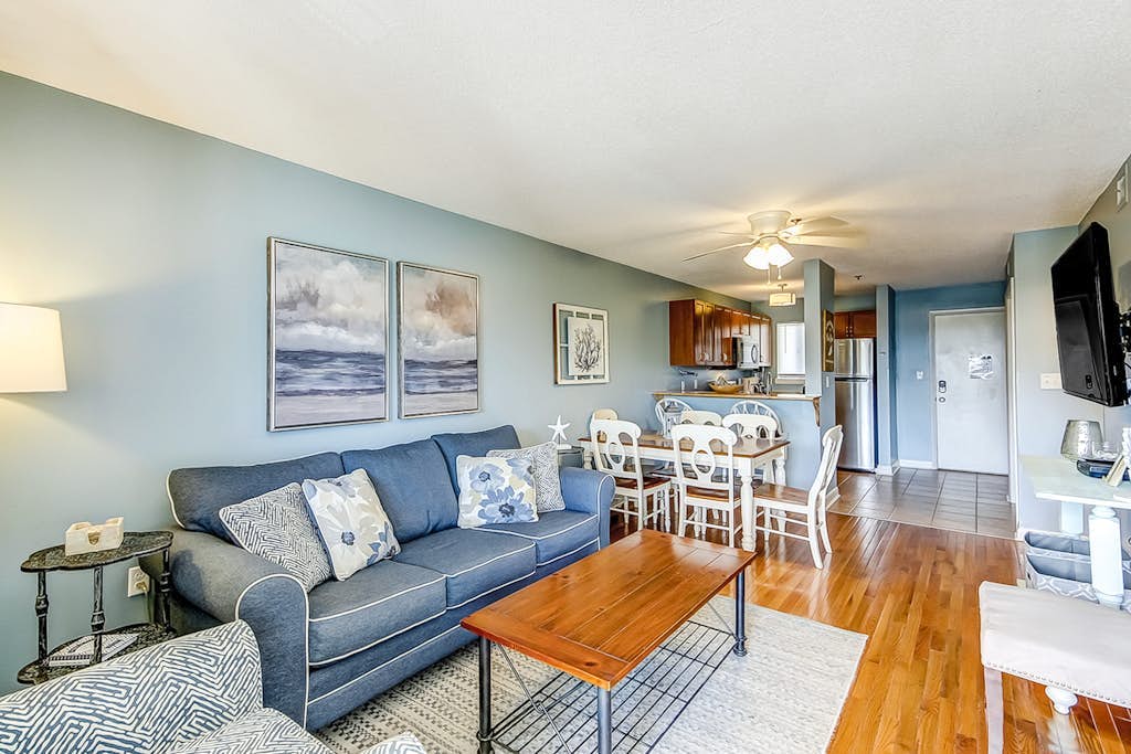 Top-floor condo with pools, hot tub, fitness room, central AC - 1 block to beach