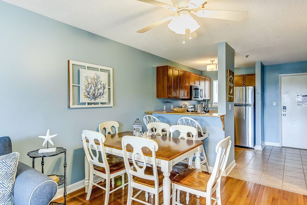 Top-floor condo with pools, hot tub, fitness room, central AC - 1 block to beach