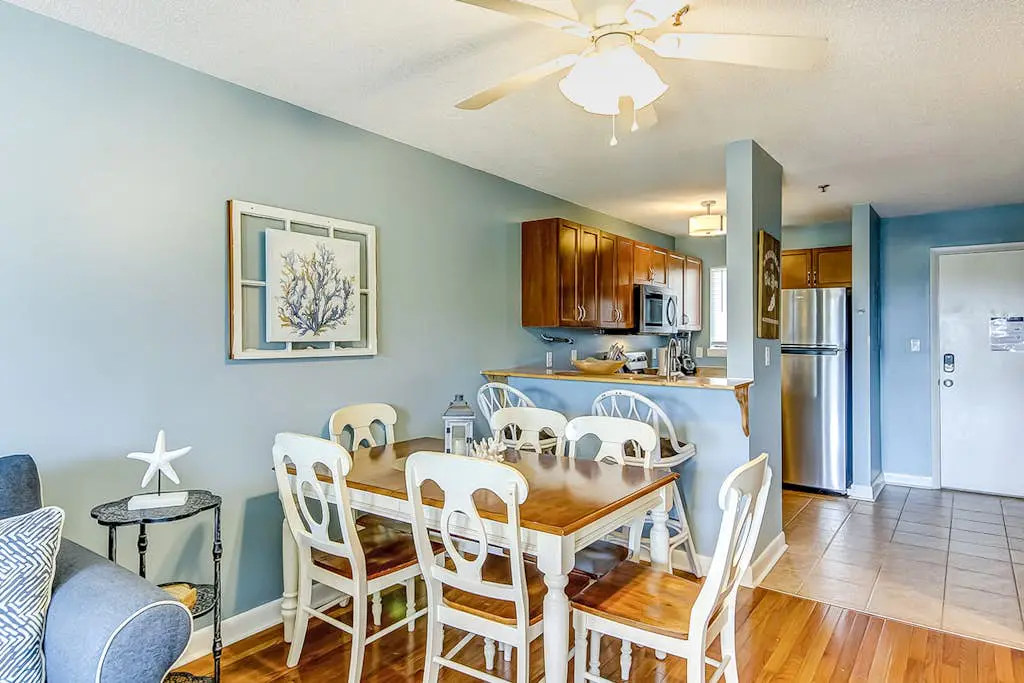Top-floor condo with pools, hot tub, fitness room, central AC - 1 block to beach