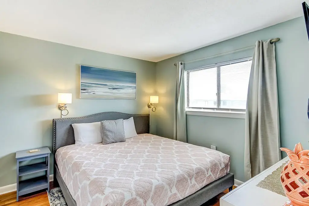 Top-floor condo with pools, hot tub, fitness room, central AC - 1 block to beach