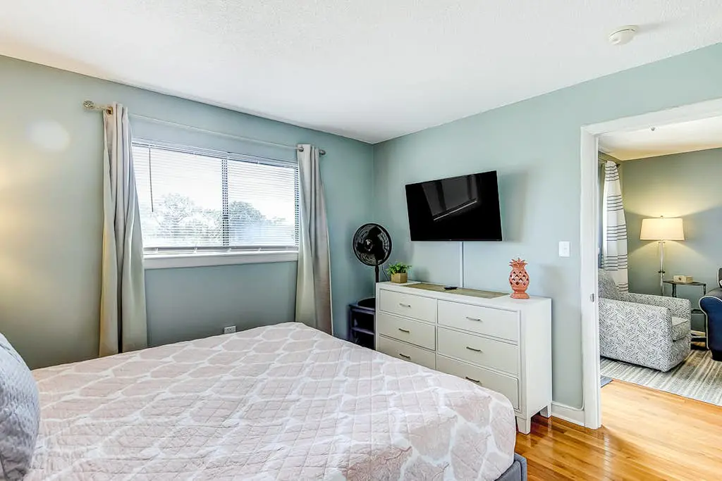 Top-floor condo with pools, hot tub, fitness room, central AC - 1 block to beach