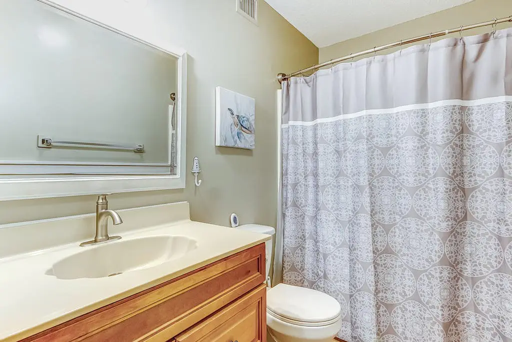 Top-floor condo with pools, hot tub, fitness room, central AC - 1 block to beach