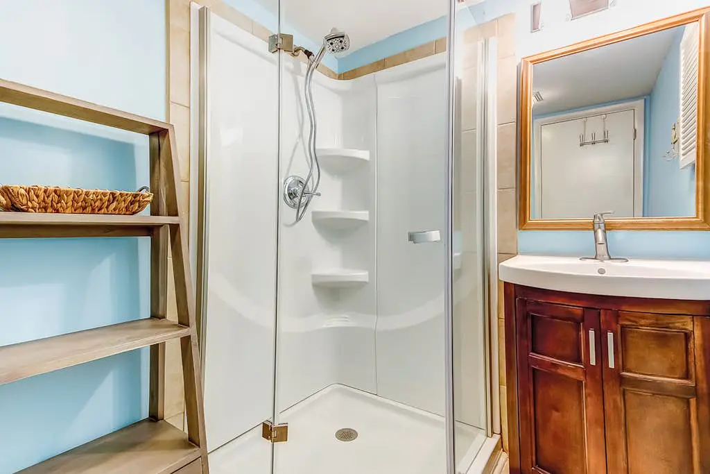 Top-floor condo with pools, hot tub, fitness room, central AC - 1 block to beach