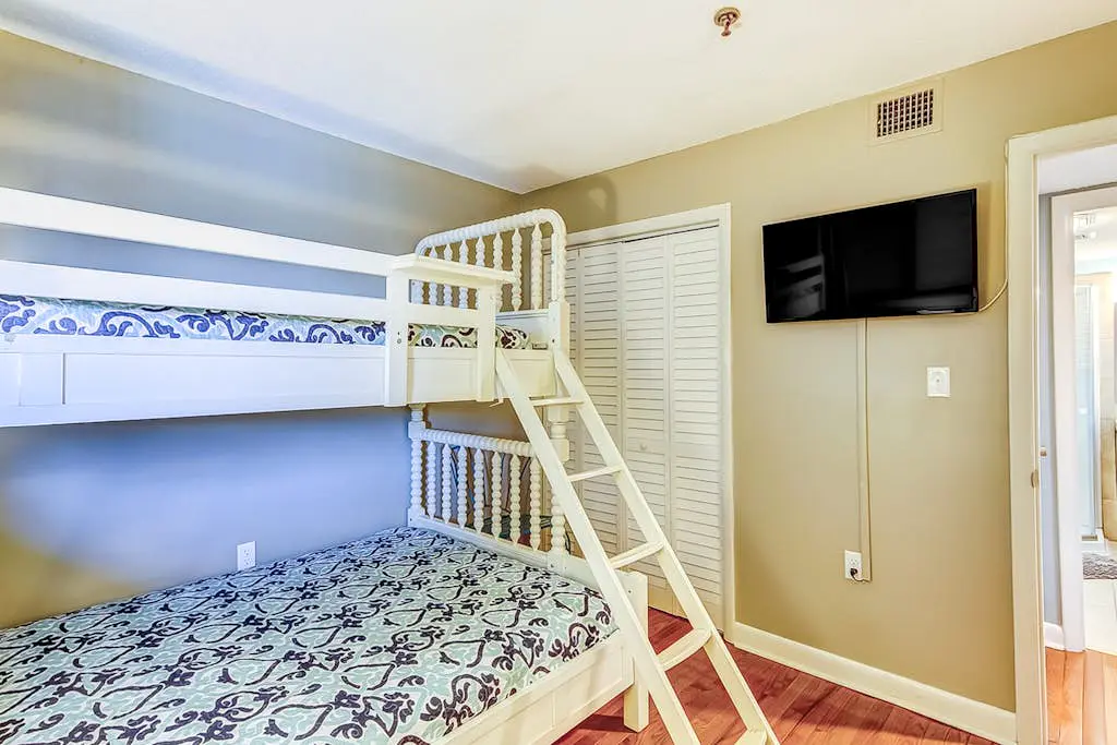 Top-floor condo with pools, hot tub, fitness room, central AC - 1 block to beach