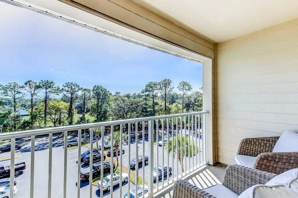 Top-floor condo with pools, hot tub, fitness room, central AC - 1 block to beach