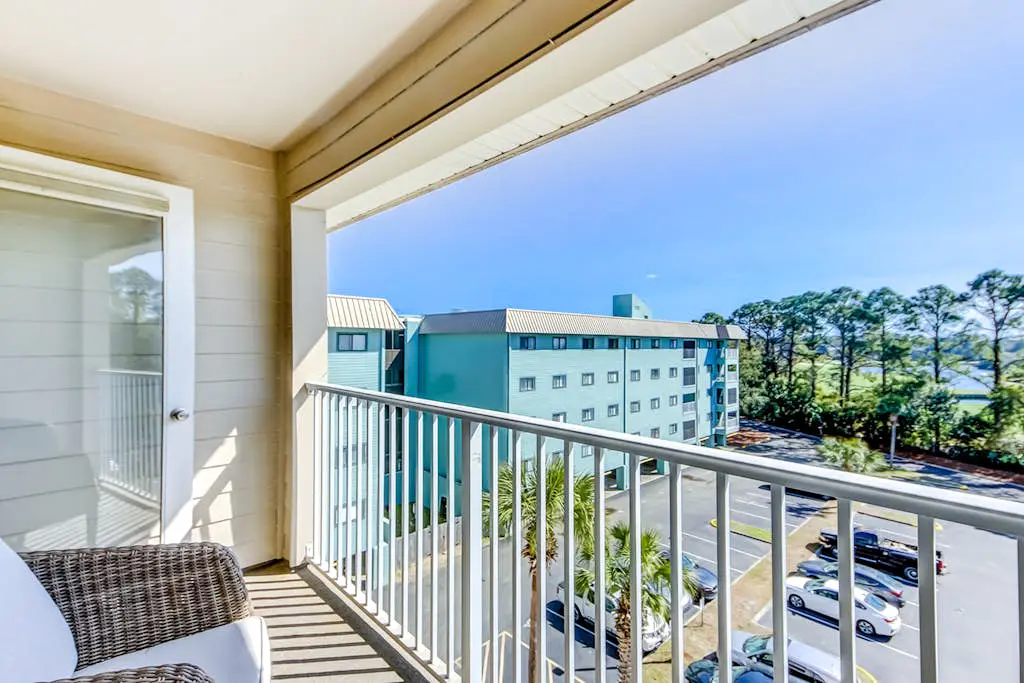 Top-floor condo with pools, hot tub, fitness room, central AC - 1 block to beach