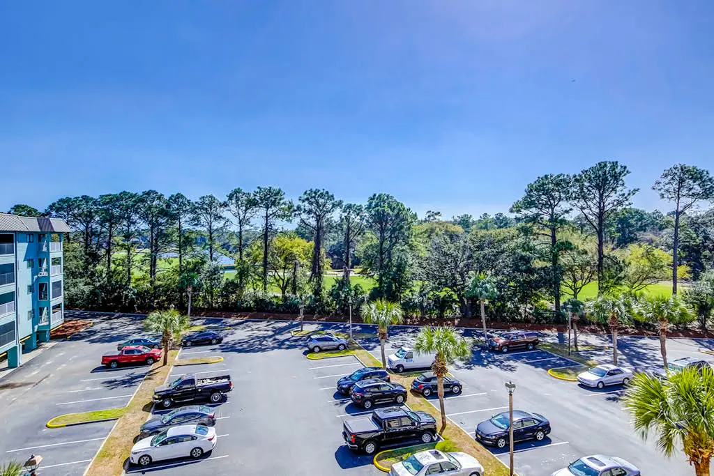 Top-floor condo with pools, hot tub, fitness room, central AC - 1 block to beach