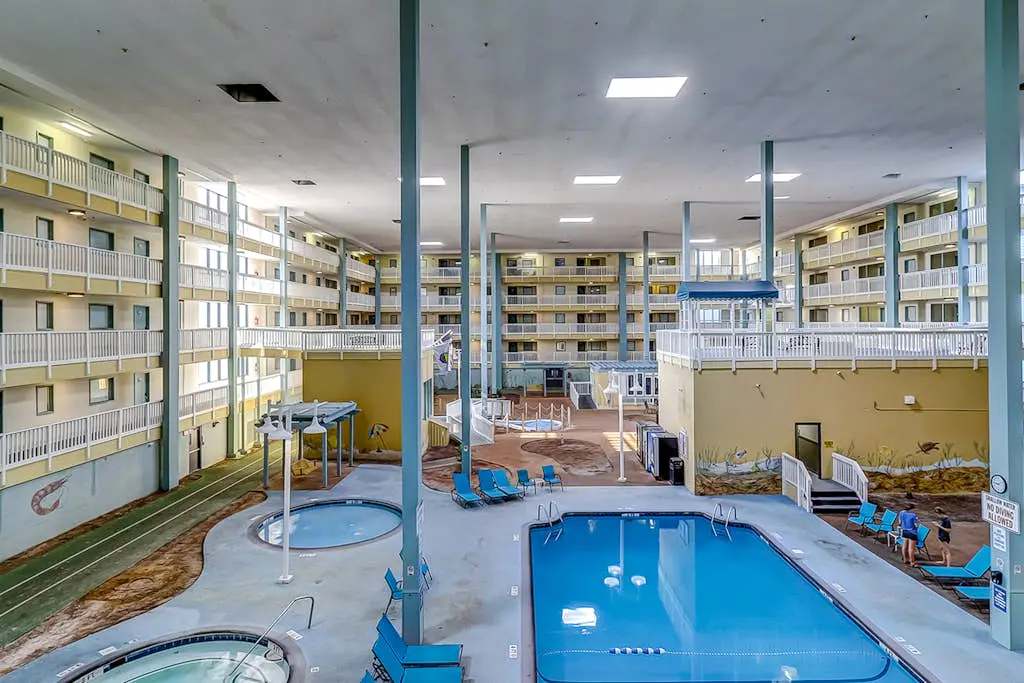 Top-floor condo with pools, hot tub, fitness room, central AC - 1 block to beach