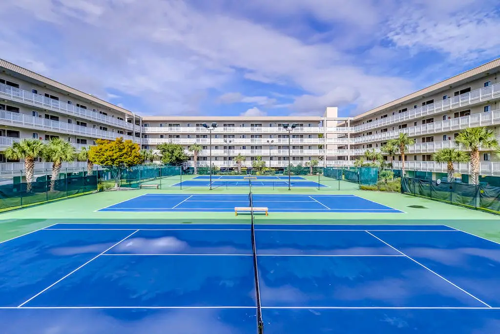 Top-floor condo with pools, hot tub, fitness room, central AC - 1 block to beach