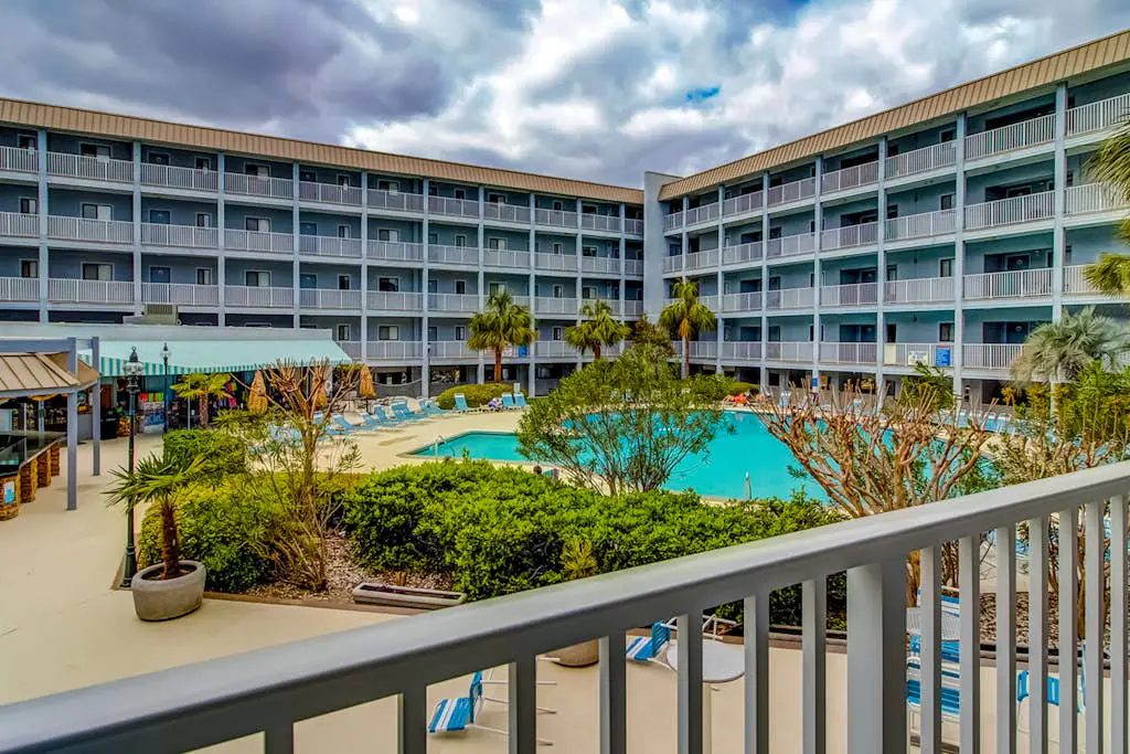 Top-floor condo with pools, hot tub, fitness room, central AC - 1 block to beach