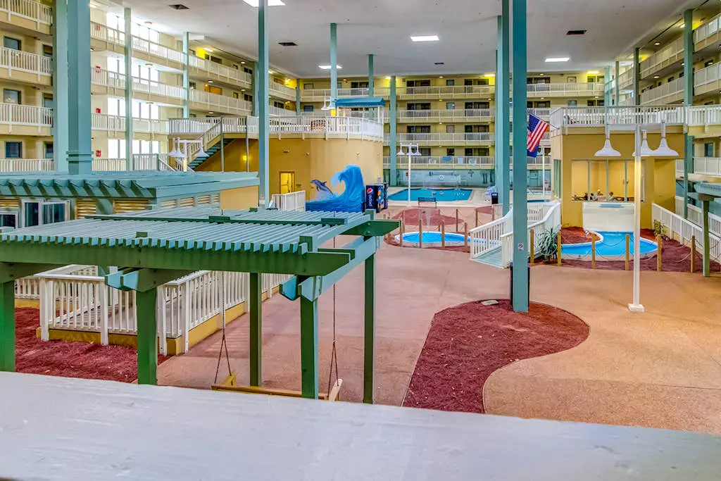 Top-floor condo with pools, hot tub, fitness room, central AC - 1 block to beach