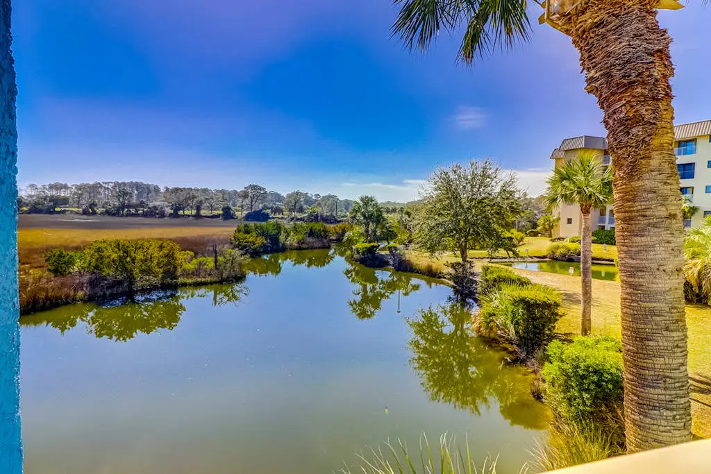 Top-floor condo with pools, hot tub, fitness room, central AC - 1 block to beach