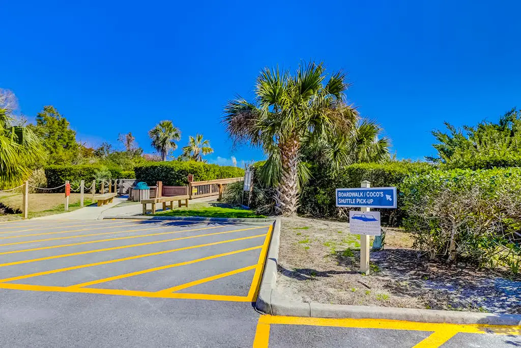Top-floor condo with pools, hot tub, fitness room, central AC - 1 block to beach