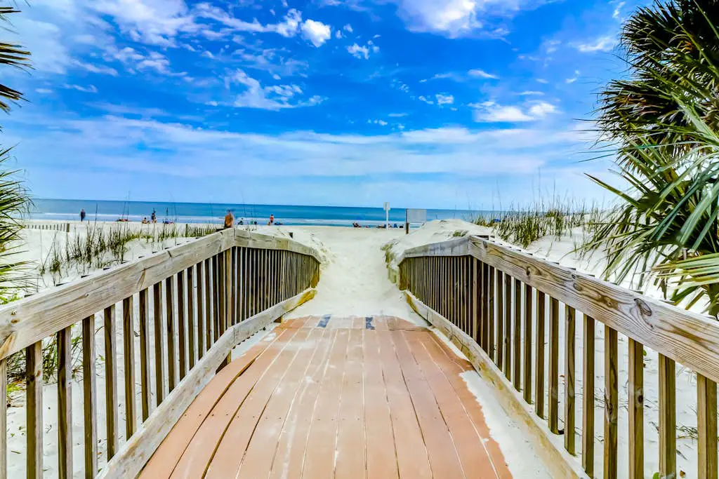 Top-floor condo with pools, hot tub, fitness room, central AC - 1 block to beach