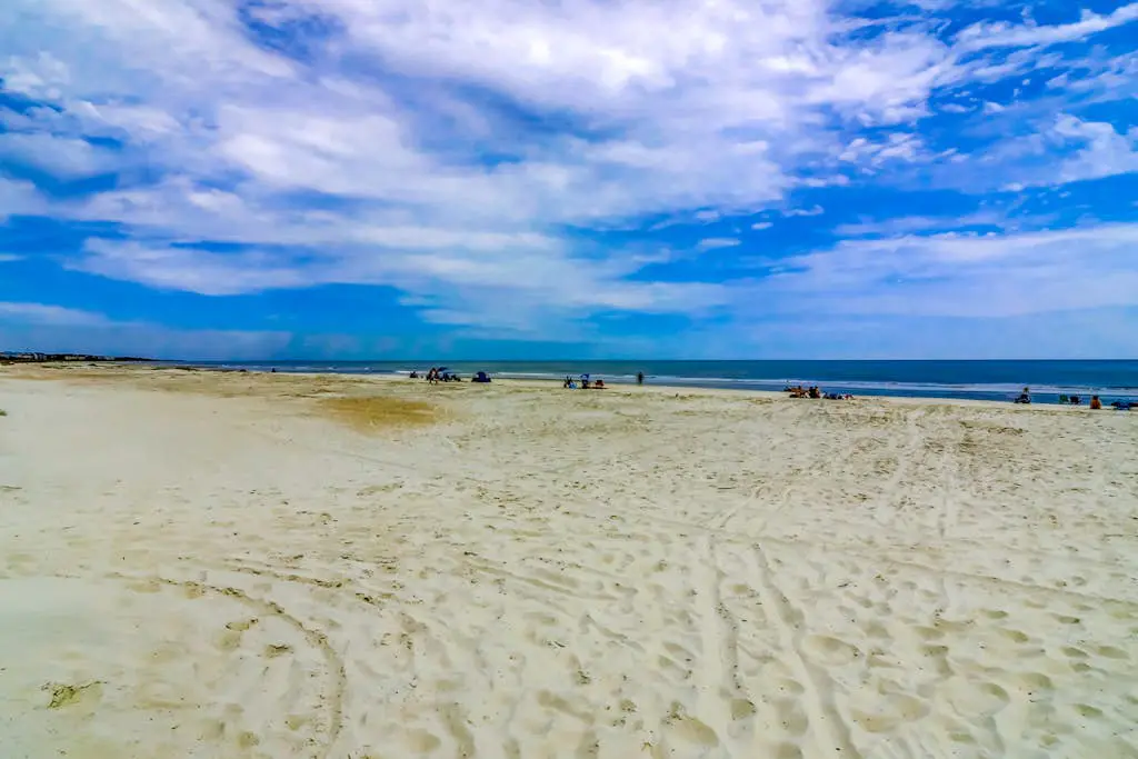 Top-floor condo with pools, hot tub, fitness room, central AC - 1 block to beach