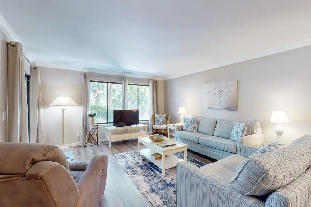 Snow Bird Friendly, ground-floor island gem with pool access - walk to beach