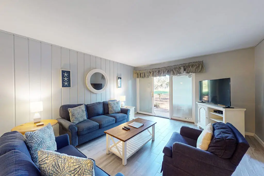 Ground level condo with pool, golf & Sea Pines Beach Club access