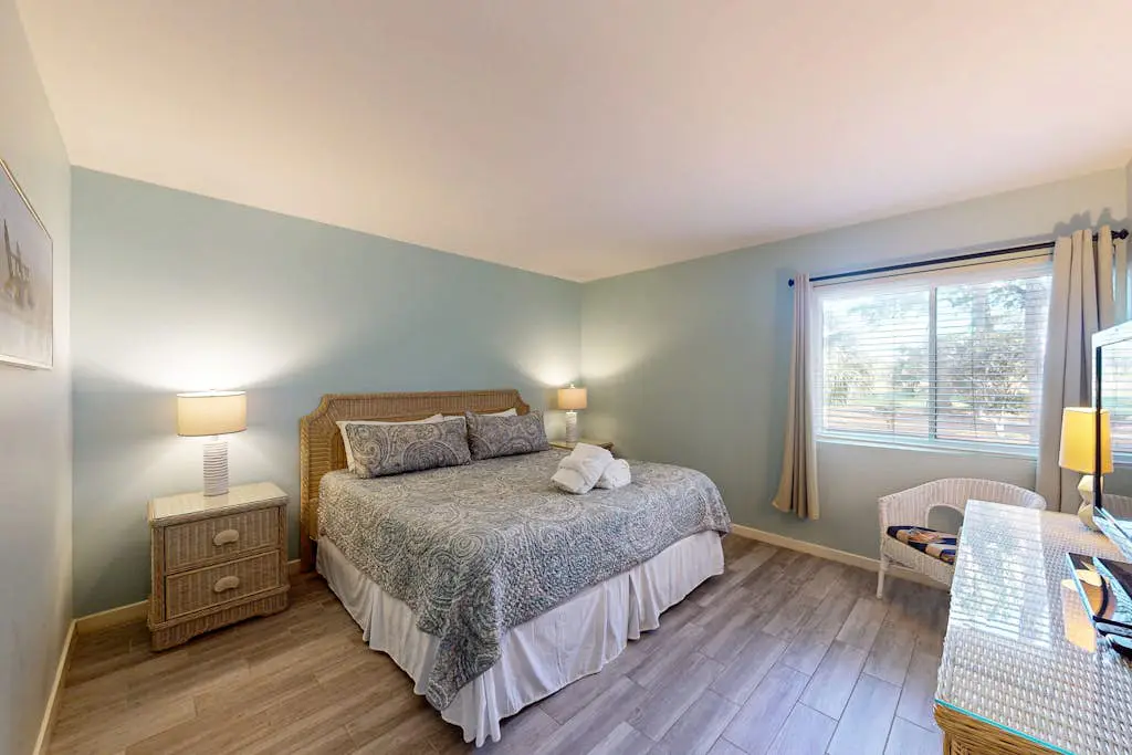 Ground level condo with pool, golf & Sea Pines Beach Club access