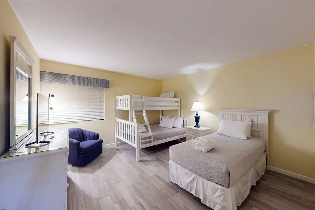 Ground level condo with pool, golf & Sea Pines Beach Club access