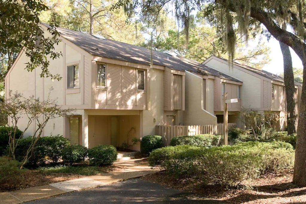 Ground level condo with pool, golf & Sea Pines Beach Club access