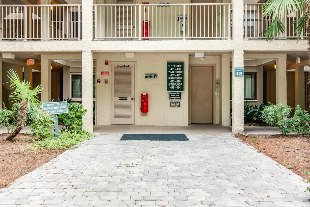 Ground level condo with pool, golf & Sea Pines Beach Club access