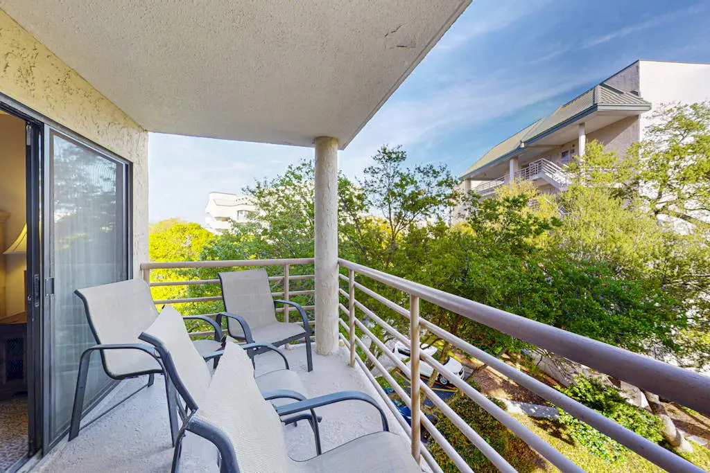 Island condo w/ beach access and balcony view - close to golf