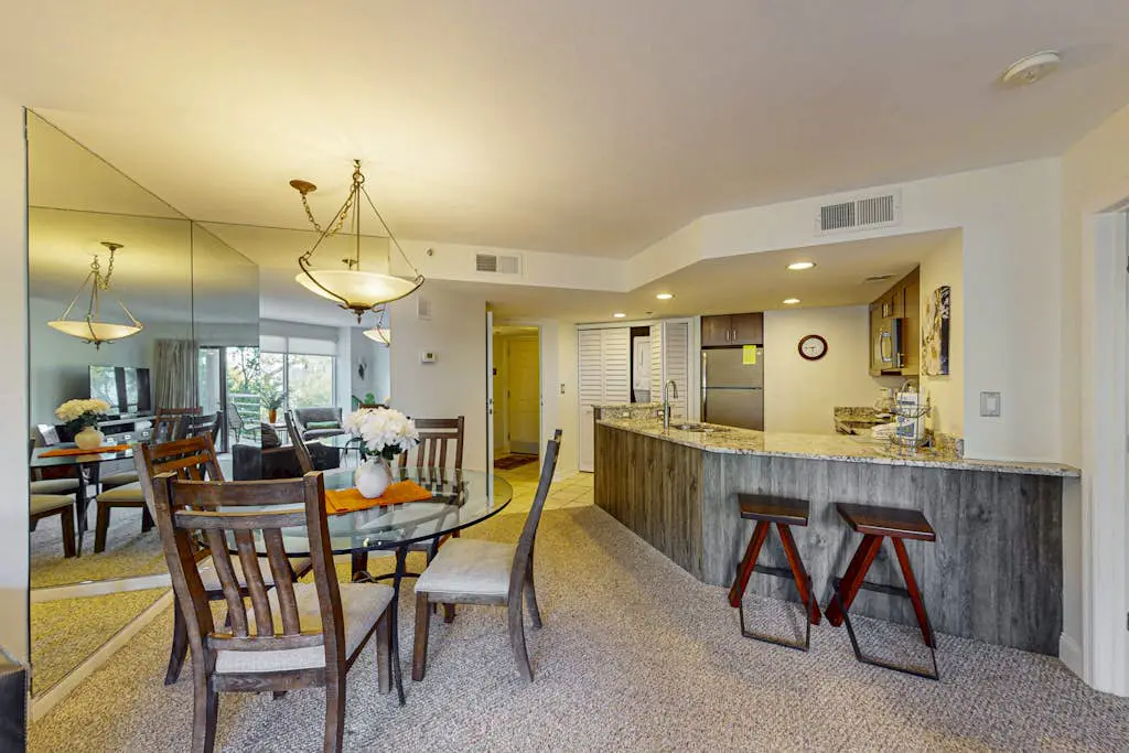 Island condo w/ beach access and balcony view - close to golf