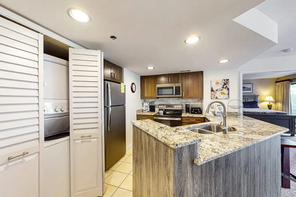 Island condo w/ beach access and balcony view - close to golf